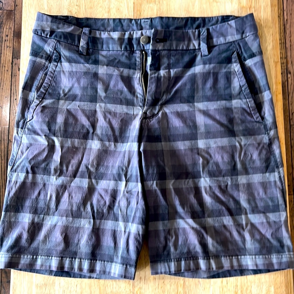 Lululemon men’s plaid shorts